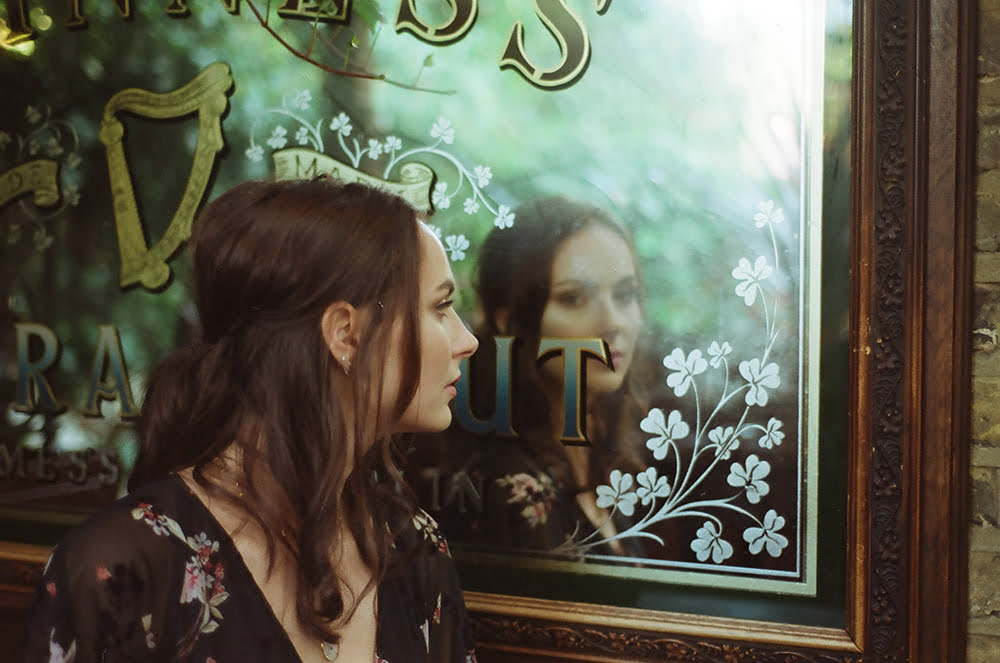 The Voice Of Finland -finalisti Mia Suszkolta EP “Rabbit Holes”